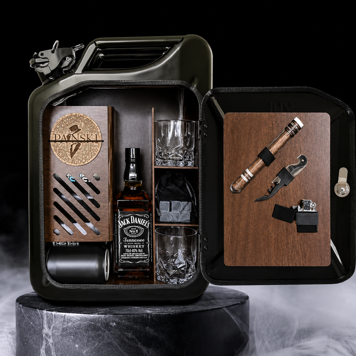 Minibar de bidon negro premium con inserto de madera, botella de whisky, vasos y accesorios en la puerta