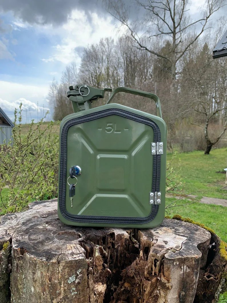 Compact 5L Jerry Can Mini Bar - jerry can minibar green closed outdoor 01