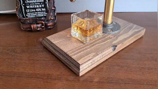 Demo di versamento del dispenser per bottiglie di whisky rustico con dispenser per bottiglie di whisky